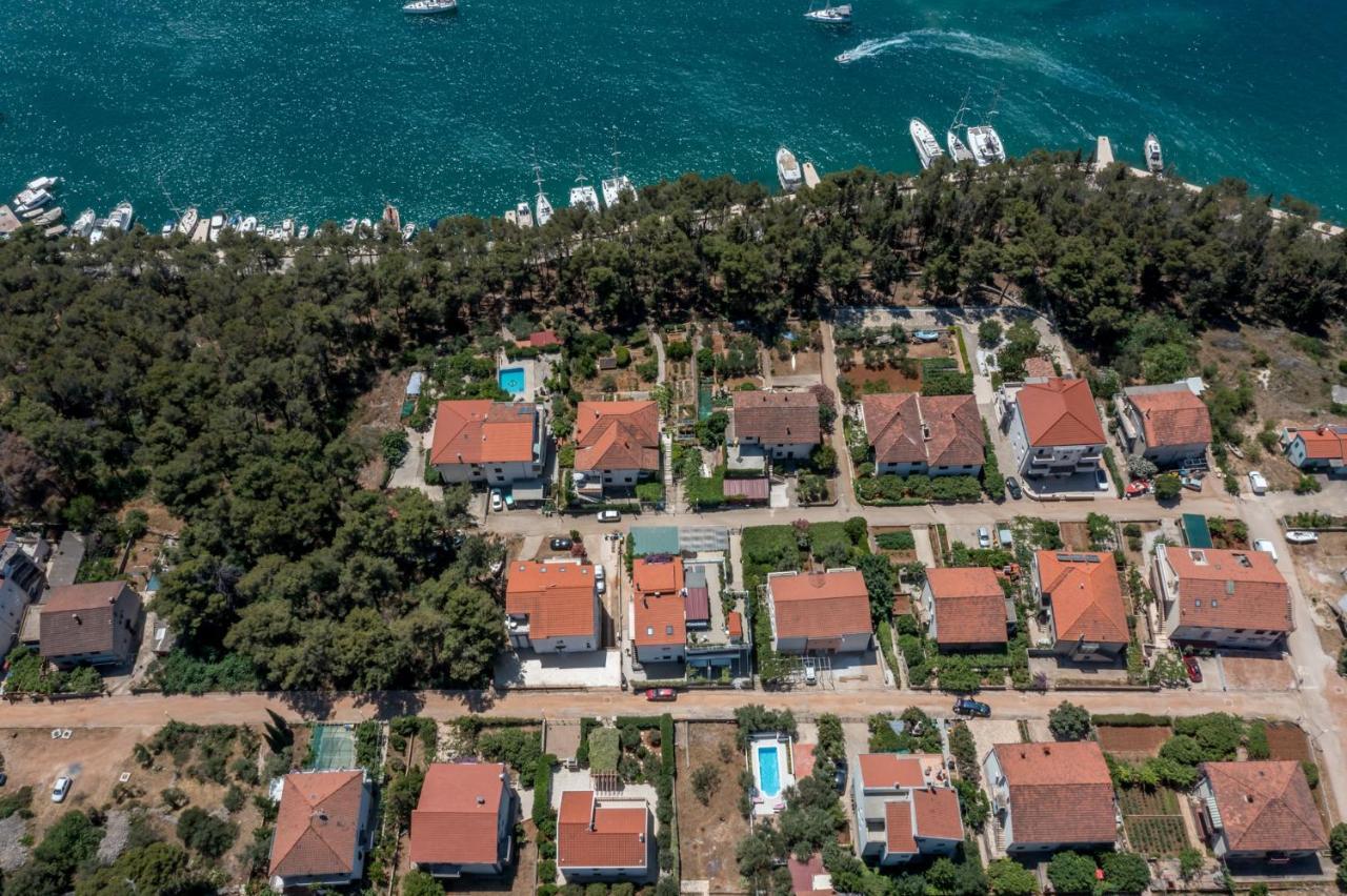 فيلا House Oliva With Private Pool And Large Garden ستاري غراد المظهر الخارجي الصورة